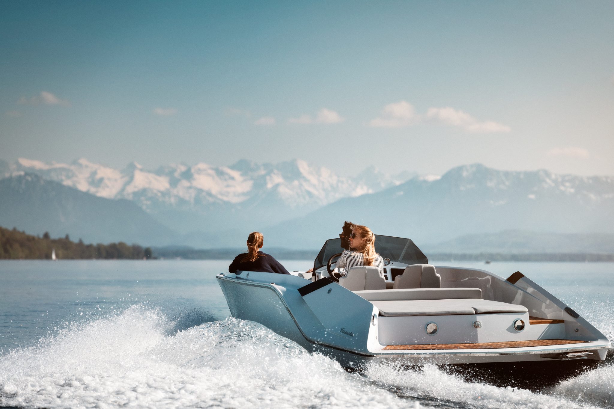 Buyers guide to electric boat motors (2023)
